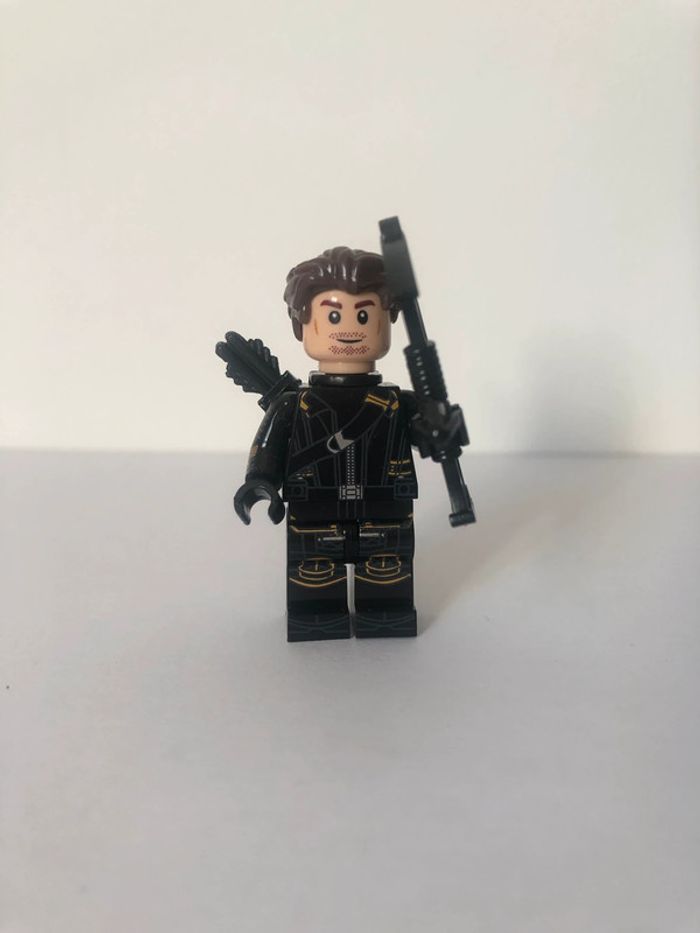 Figurine type lego Hawkeye. Marvel
