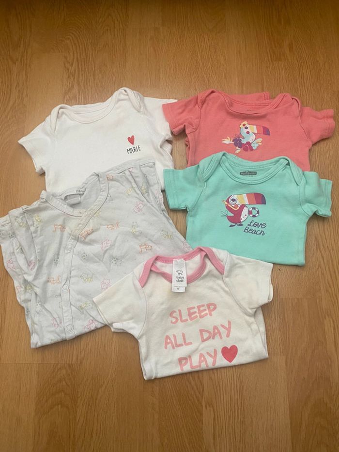 Lot de 4 bodies + 1 Combishort 12 mois