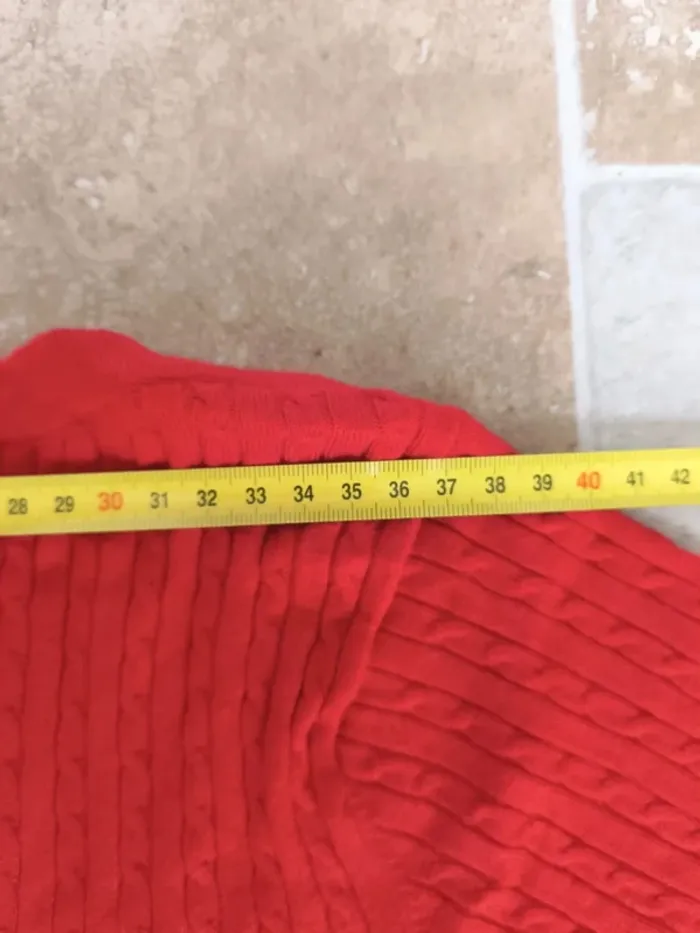 Joli pull Tommy Hilfiger taille L femme rouge, logo détaché et trou nuque - photo numéro 10