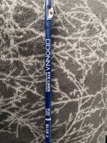 Eye liner bleu + taille crayon
