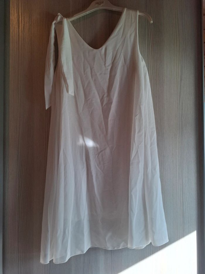 Robe blanche y a 2 petite tache que ne de voit pas beaucoup