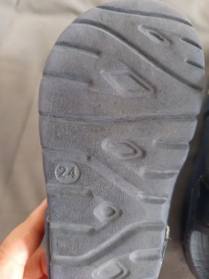 Paire de sandales 24 - photo numéro 2