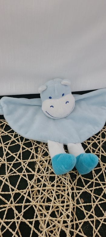 Doudou plat Hippopotame grelot bleu blanc nœud rouge TOM & KIDDY