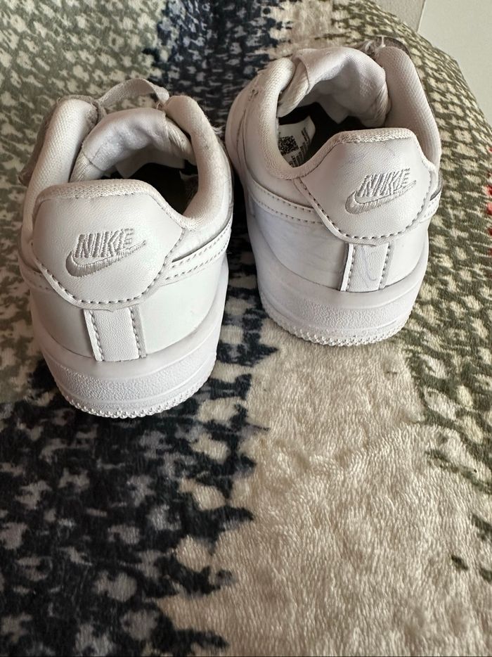 Nike Blanches Taille  25 - photo numéro 7