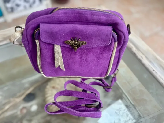 Sac bandoulière cuir violet avec fermeture abeille - photo numéro 5