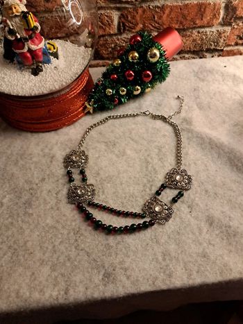 Collier original argenté vert et rouge