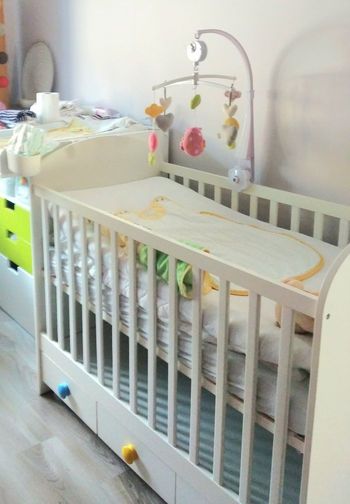 Lit bébé evolutif, avec barreaux amovibles et barre anti-chutte