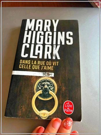 Dans la rue ou vis celle que j'aime de Mary Higgins Clark