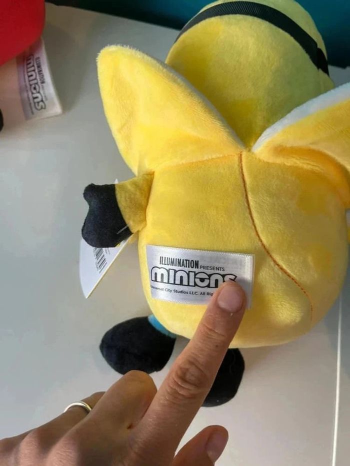 2 peluches minions  30 cm environ - photo numéro 3