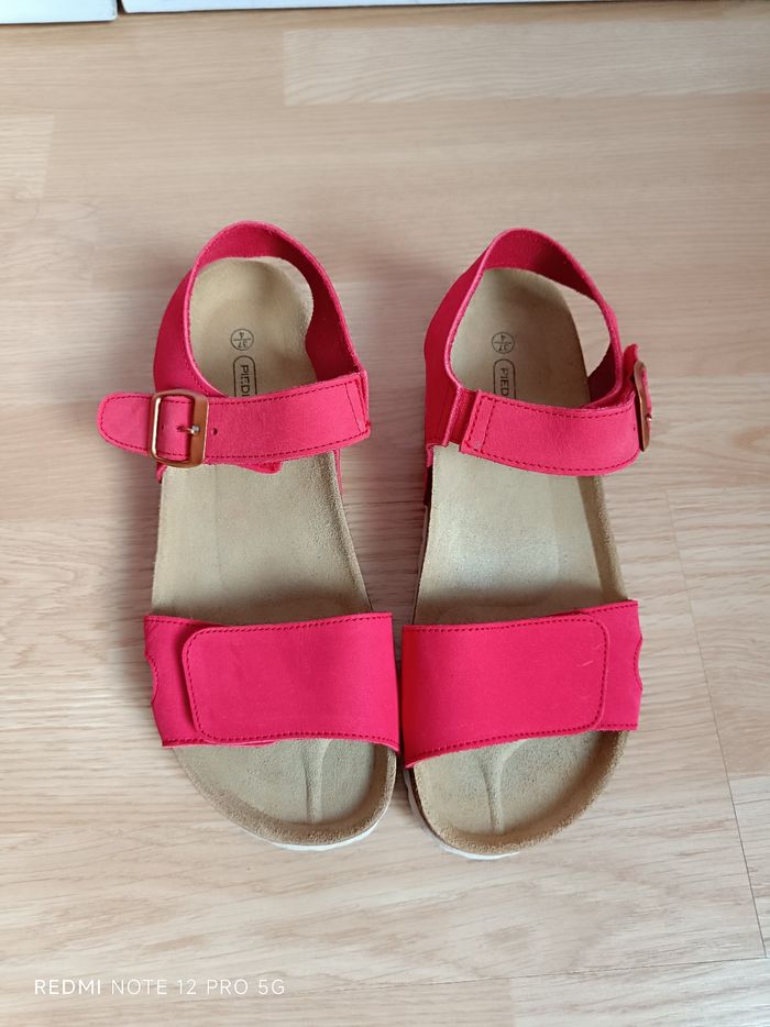 Nu-pieds rouge en cuir neufs " Damart" Piedical p.37