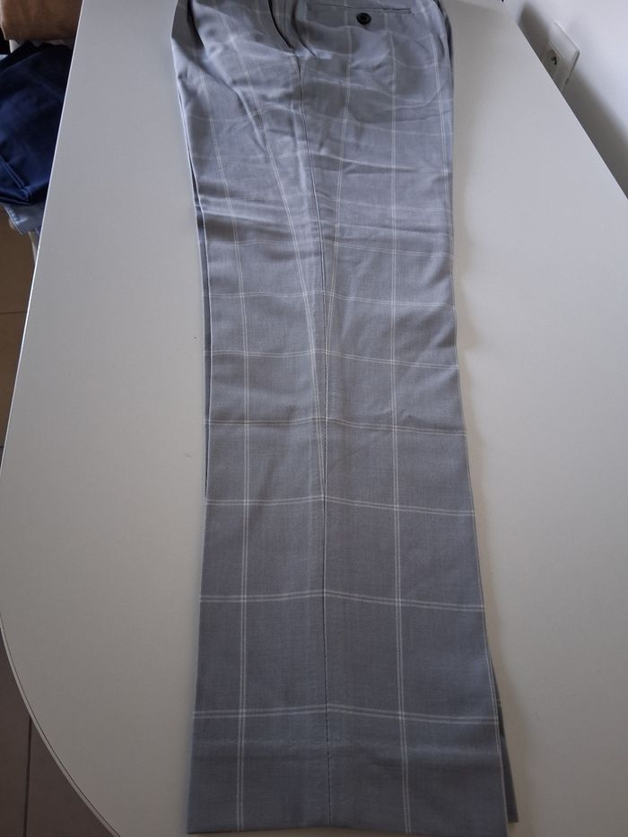 Pantalon homme gris clair et lignes blanches