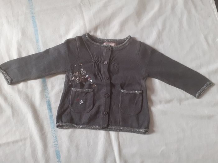 Veste grise foncée motif étoiles blanches avec poches