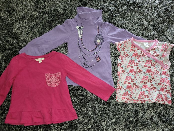 Lot de 3 hauts fille 4/5 ans très bon etat