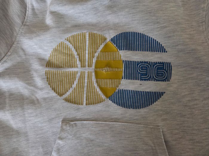 Pull capuche gris dessin ballon - photo numéro 3