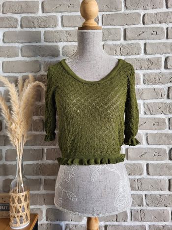 Top en maille crochet kaki et petits volants Zara