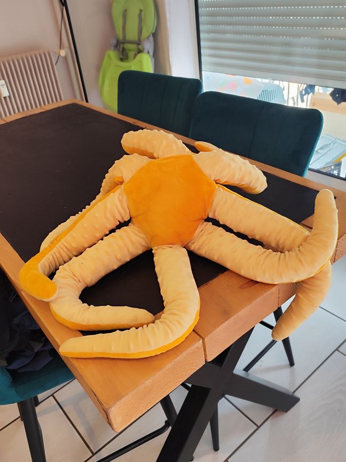 L'Ami de CĂąlins Parfait đCette pieuvre en peluche douce et gĂ©ante est prĂȘte Ă trouver sa nouvelle maison ! Parfait pour les cĂąlins, la dĂ©coration, ou pour jouer, il est un ajout charmant Ă n'importe quelle chambre d'enfant ou salon. Ses ten - photo numĂ©ro 5