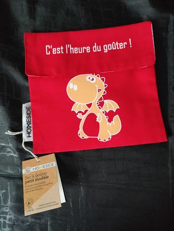 Jolie pochette rouge, range goûter neuve.