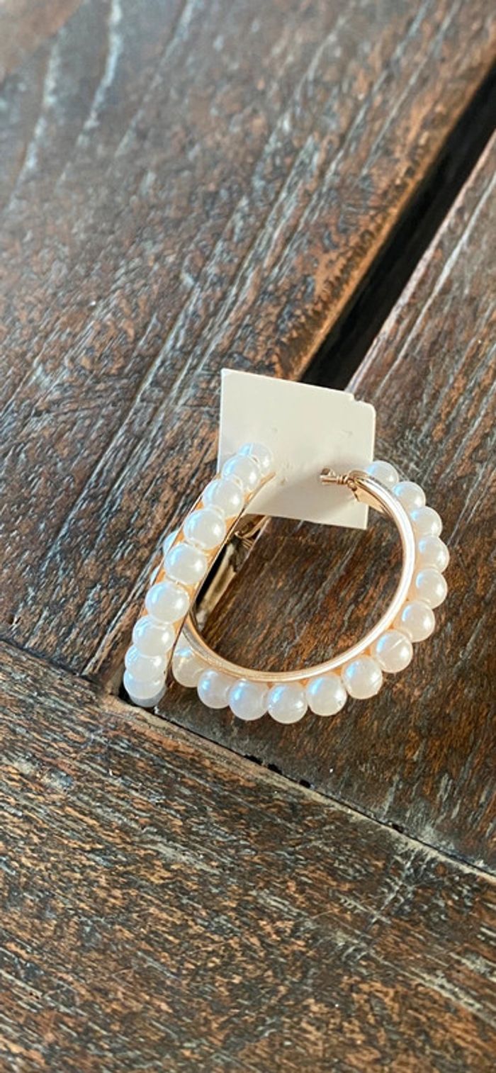Magnifique paire de boucles d’oreilles petits anneaux avec perles - photo numéro 3