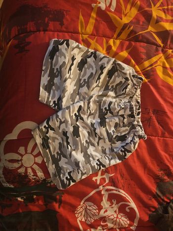 short camouflage  gris et noir  taille 4 ans