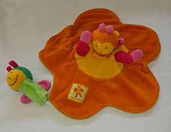 Doudou plat orange et jaune abeille Louna -Moulin Roty