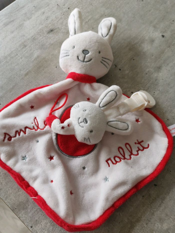 Doudou attaché tetine