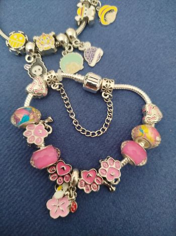 Magnifique bracelet neuf avec charm
