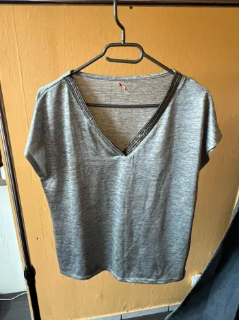 Top  col V gris avec strass au cou t unique
