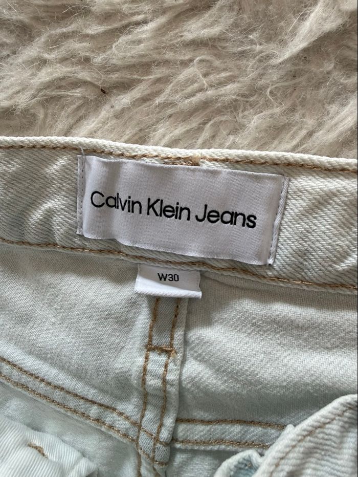 Short en jean Calvin Klein neuf taille 40 - photo numéro 6