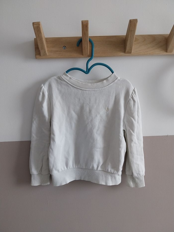 Sweat blanc avec un petit cœur