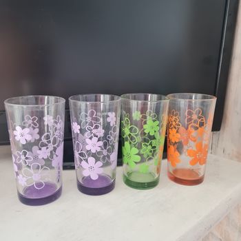 Lot de 4 jolis verres colorés 