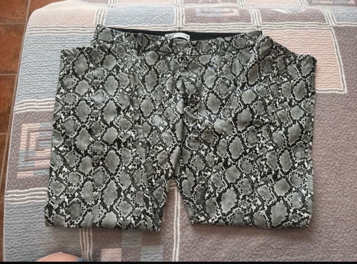 Pantalon en cuir à motifs