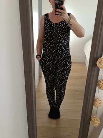 Combi-pantalon pratiquement neuve, portée 2 fois, bleu à pois beige, 2 poches, élastique à hauteur de la ceinture, fermeture éclair devant. De la marque Wappa Wappa, de taille S.