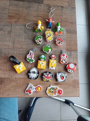 Lot 18 figurines kinder Mario