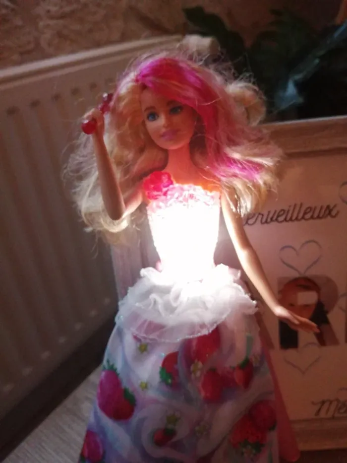 Poupée barbie "Princesse Bonbons sons et lumières" - photo numéro 5
