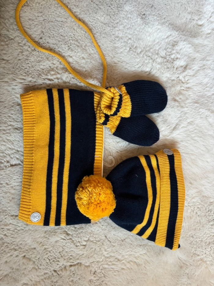 Ensemble Bonnet / Moufles / Cache cou Obaïbi