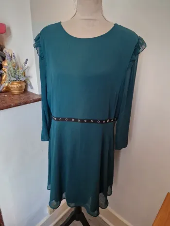 Robe new look voilage vert froufrou taille 46