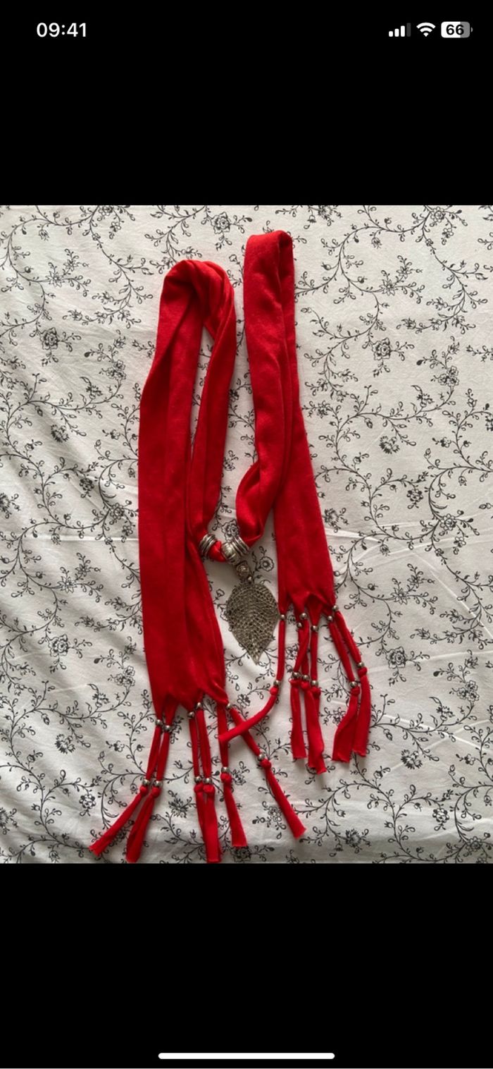 Écharpe/collier rouge et argenté - photo numéro 3