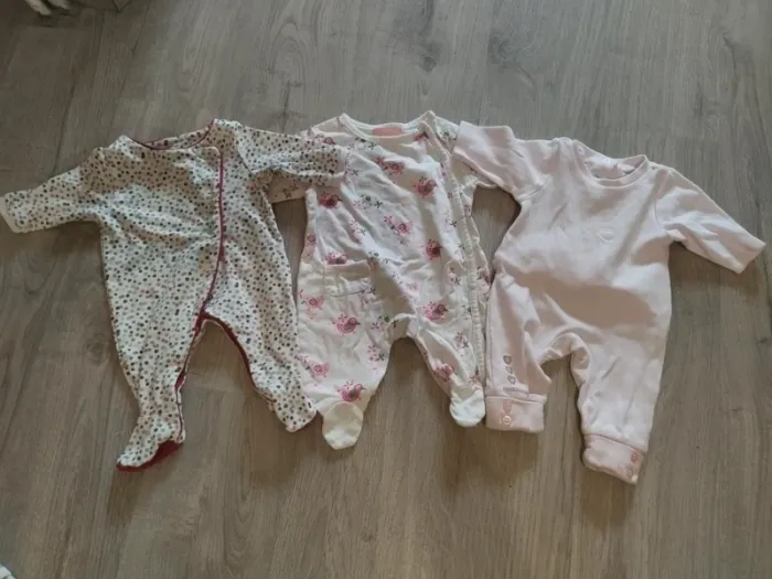 Lot de bodies et pyjamas naissance - photo numéro 2