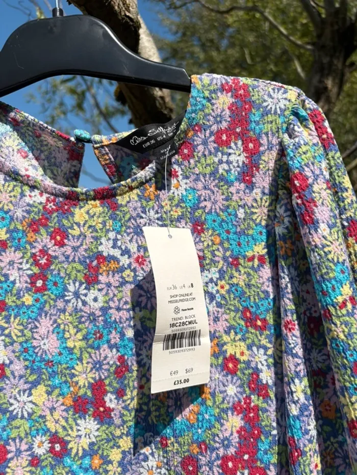 Robe patineuse neuve fleurie - photo numéro 2