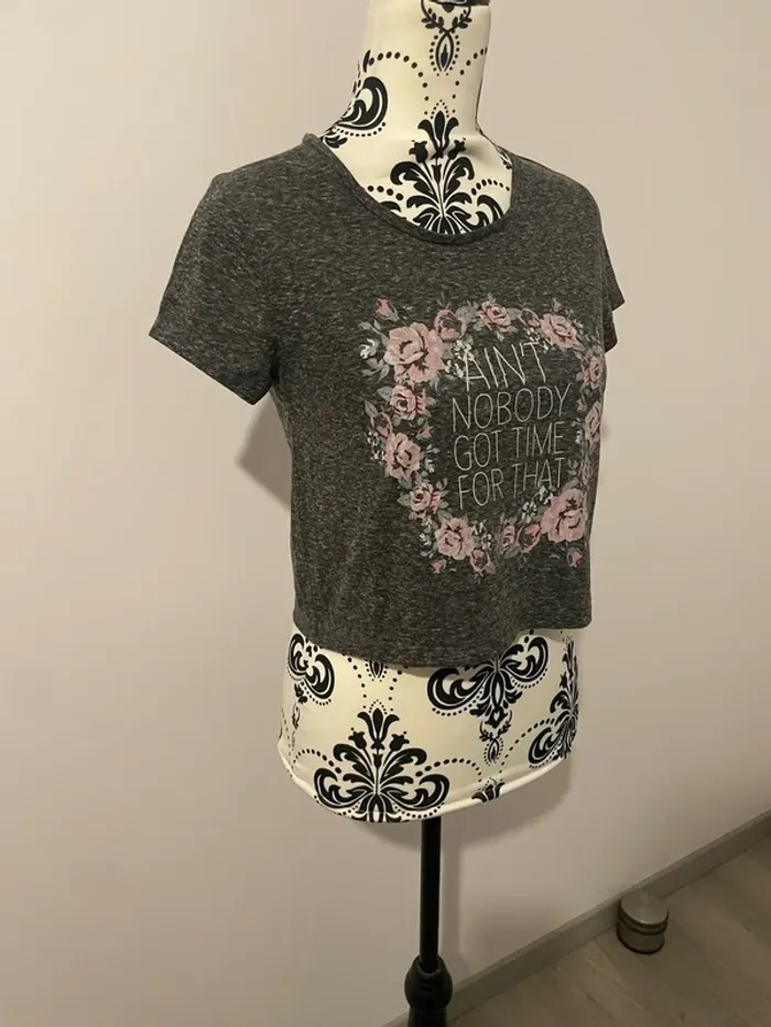 T-shirt court manches courtes gris foncé motifs fleuri rose Jennyfer taille S - photo numéro 2