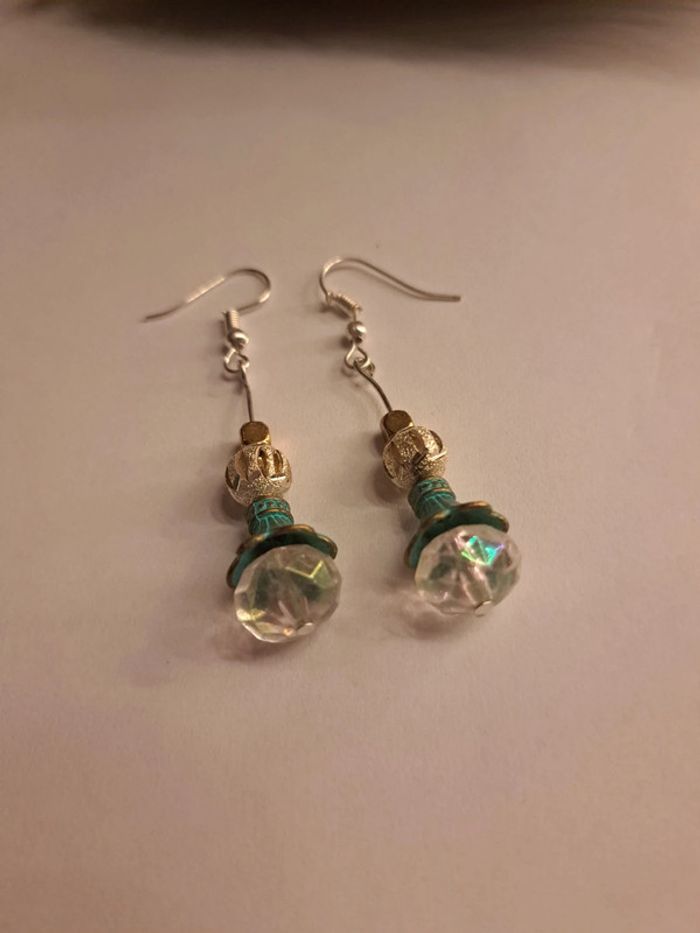 Boucles d'oreilles pendante blanche et verte - photo numéro 4