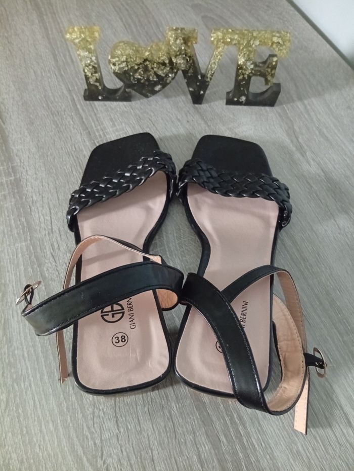 Jolie paire de sandales tressé p'tit talon