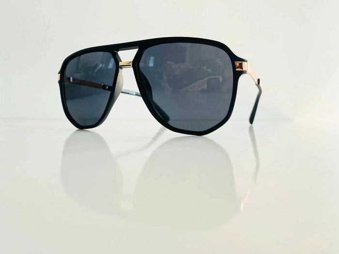 Lunette de soleil mixte noire et dorée UV protection catégorie 3 - photo numéro 3