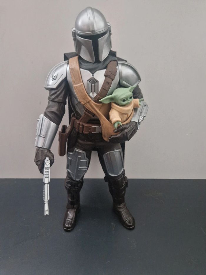 Figurine hasbro mandolerian électronique