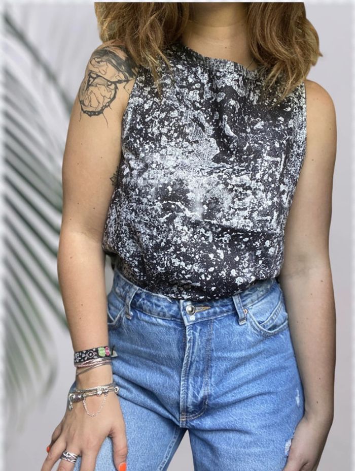 Top épaules découvertes gris foncé et blanc Zara taille S très bon état - photo numéro 4