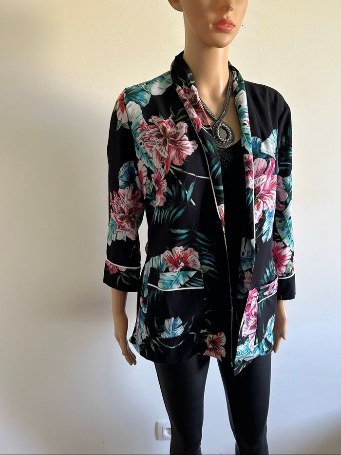 Veste légère noire et fleurie Morgan taille 40 jamais portée - photo numéro 2