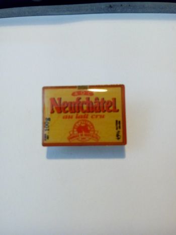 Faby27800 Pin's Neufchâtel au lait cru