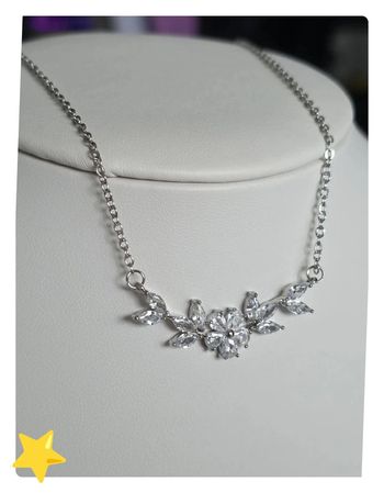 Collier maille jaseron avec pendentif fleurs en pierre d'ornement