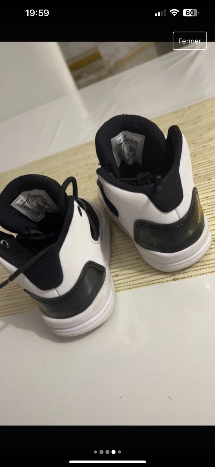 Basket Jordan noir et blanc taille 21 - photo numéro 3