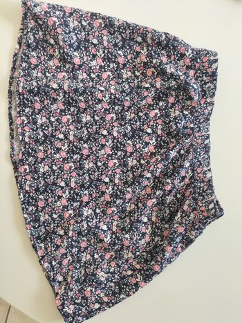 Jupe bleu marine et fleurs rose